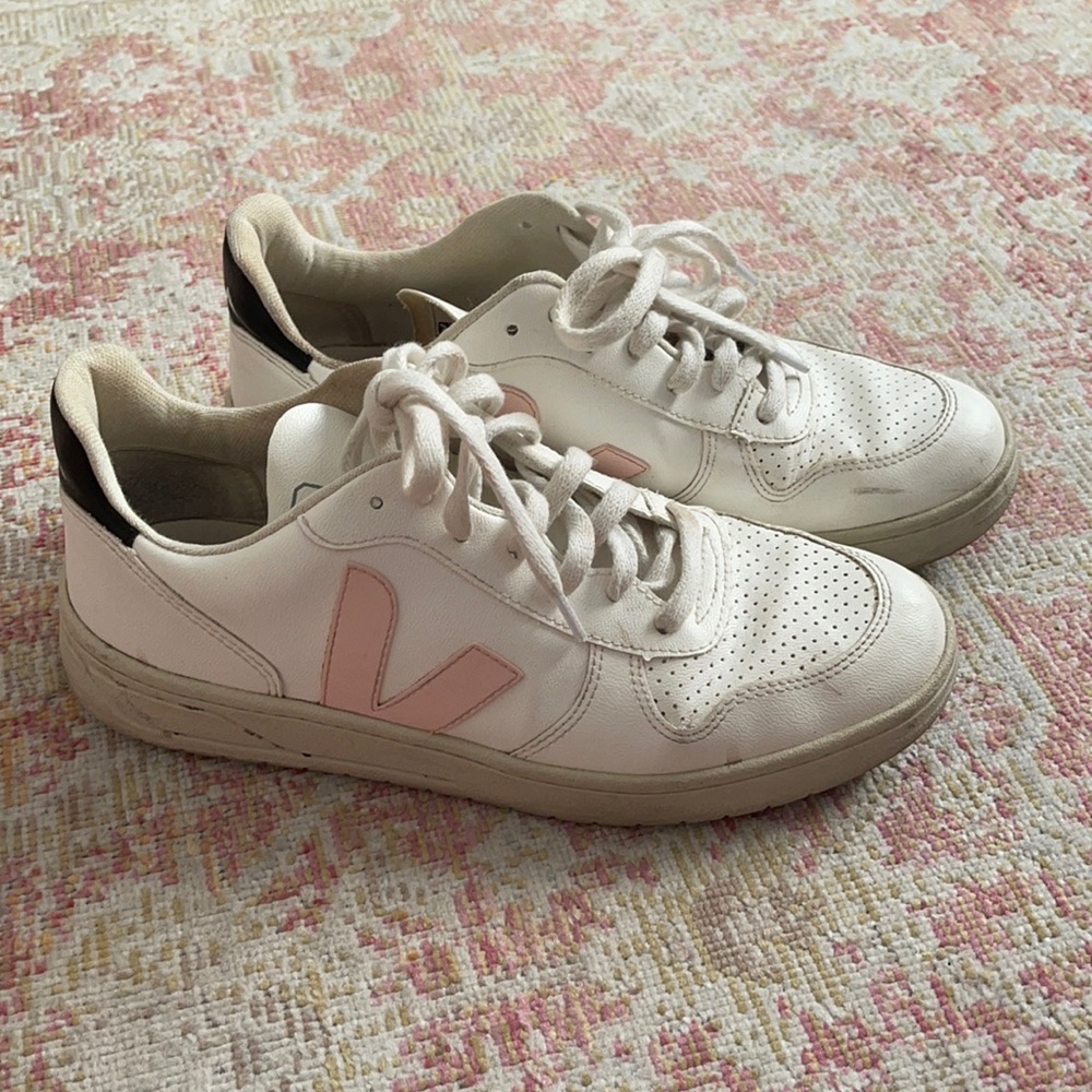 Pink and black vejas